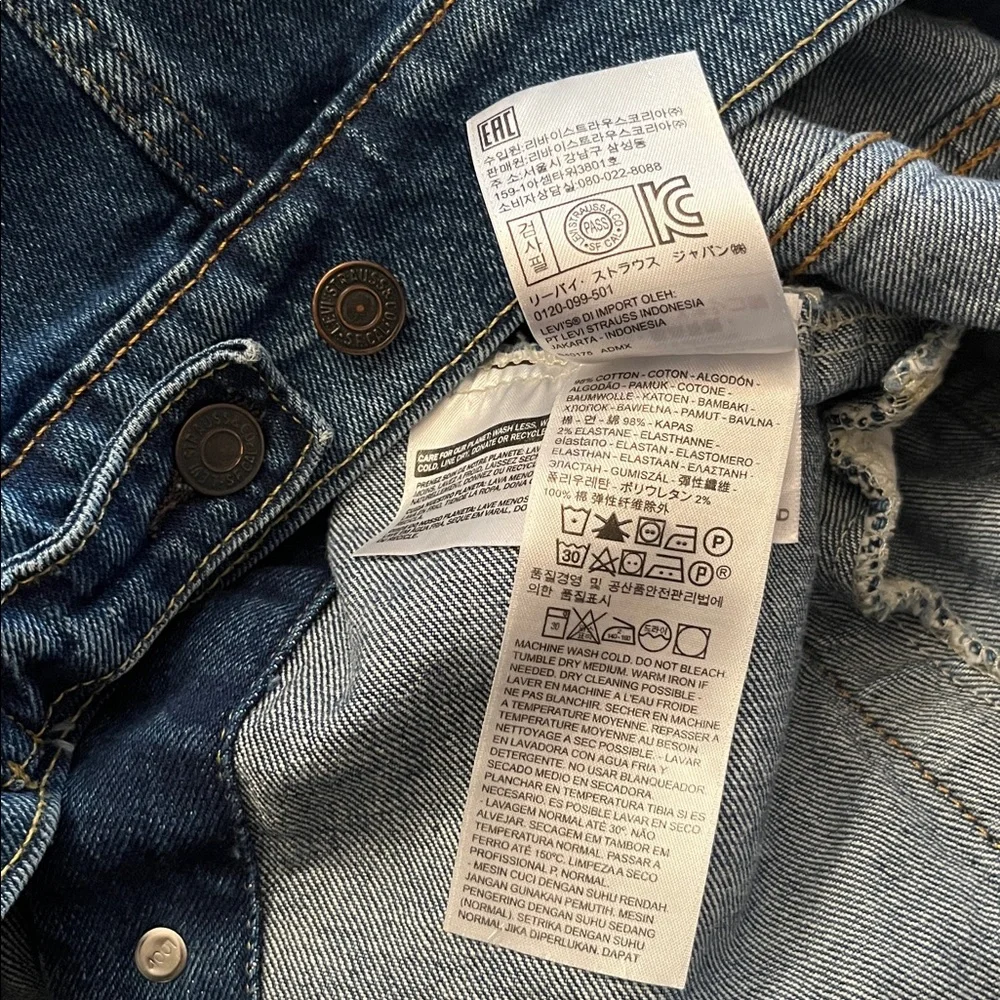 Levi's Trucker Jacket in a dark wash blue denim size S